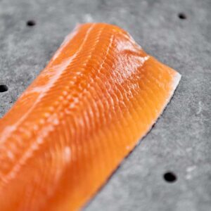 Regenbogenforellenfilets auf der Haut (ganz)